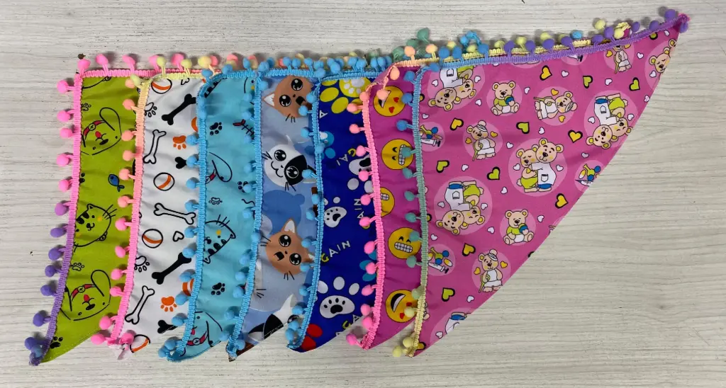 [OME-200] PAÑOLETA CON POMPONES - TALLA L (PAQUETE X 6 UNIDADES)